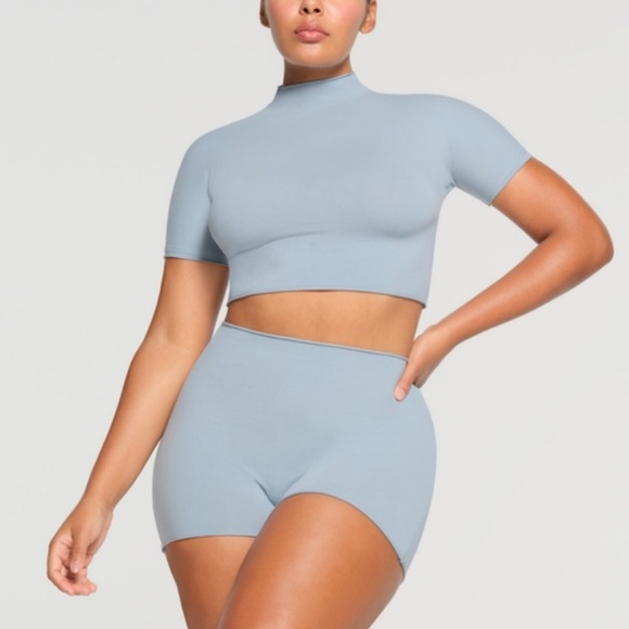 SKIMS Raw Edge Cropped T-Shirt Denim - Picture 2 of 5